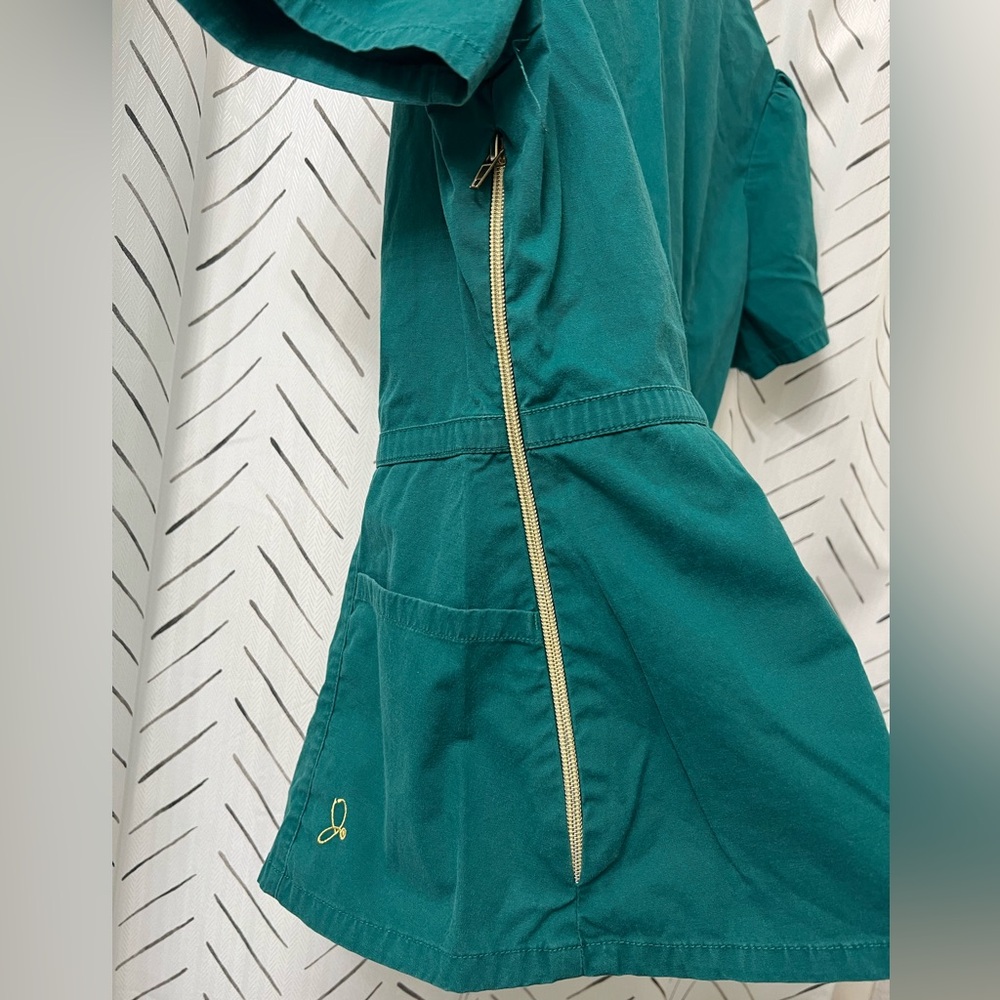 Jaanuu I Medium I Green Peplum scrub top